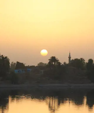Fahre auf dem Nil in den Sonnenuntergang